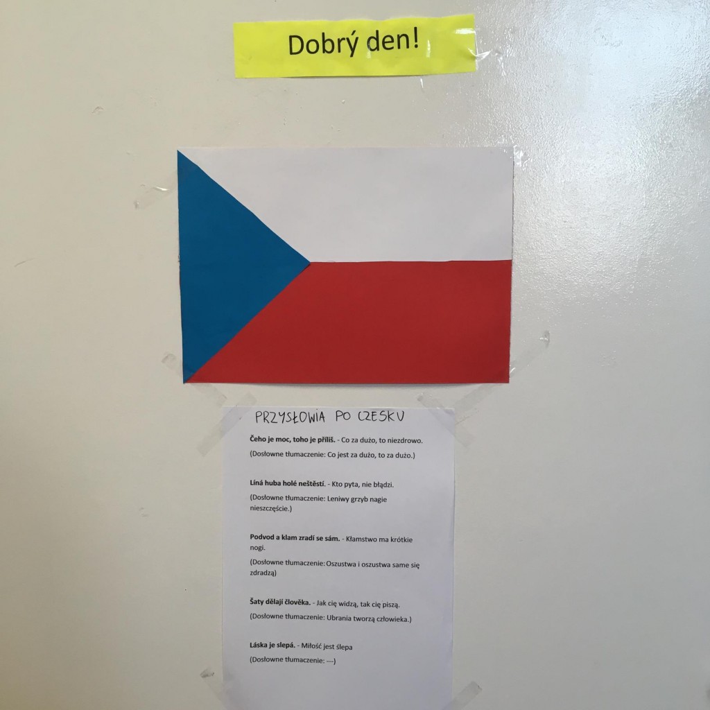 projekt flagi i powitania w języku czeskim wykonany przez uczniów szkoły
