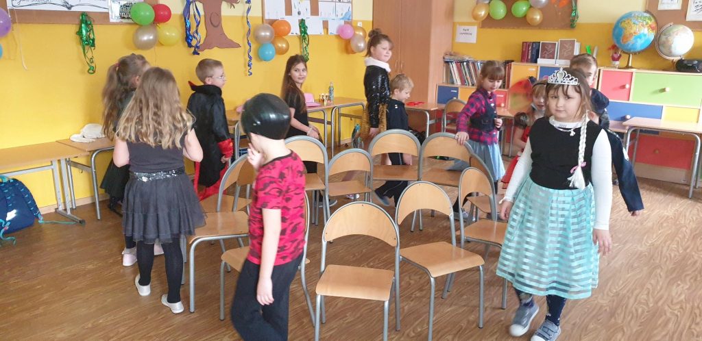 Uczniowie klasy I w czasie zabawy karnawałowej