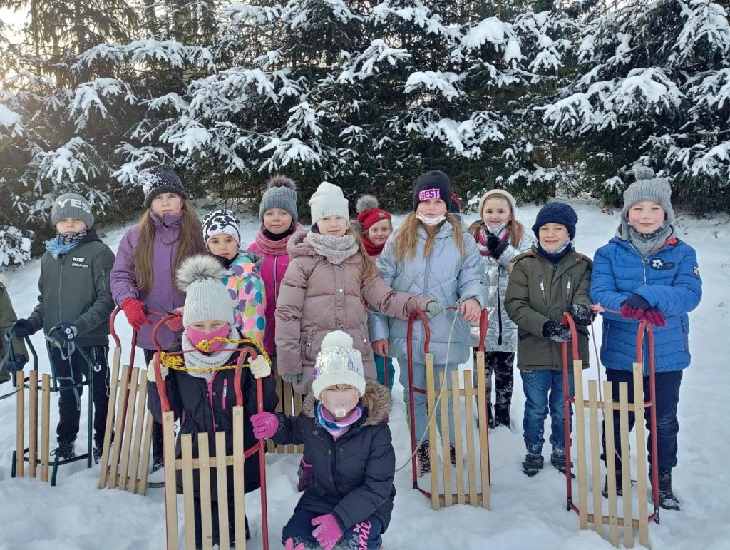 Uczniowie klasy II podczas zabaw na śniegu