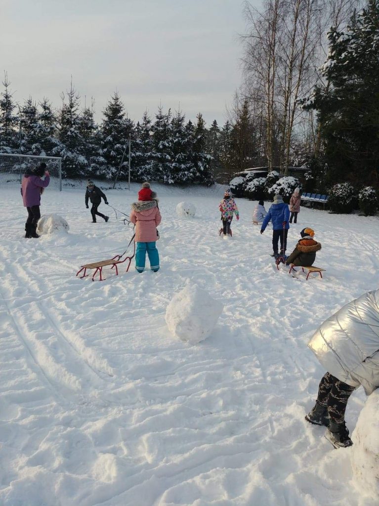 Uczniowie klasy II podczas zabaw na śniegu