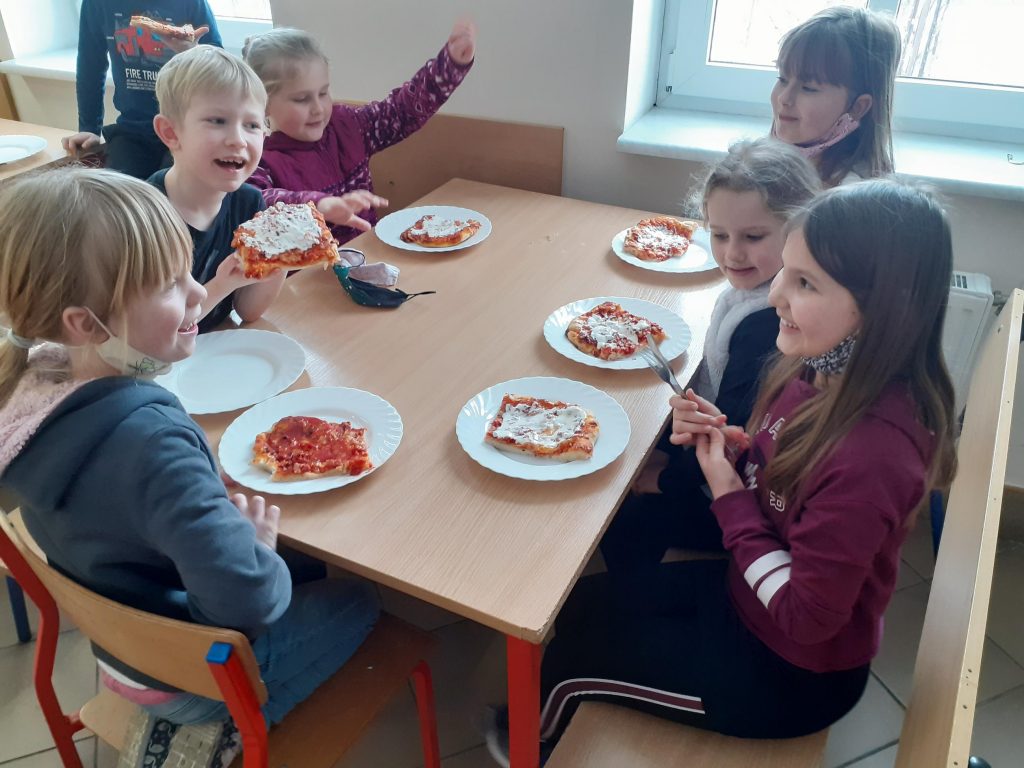 Uczniowie klasy I w czasie degustacji pizzy