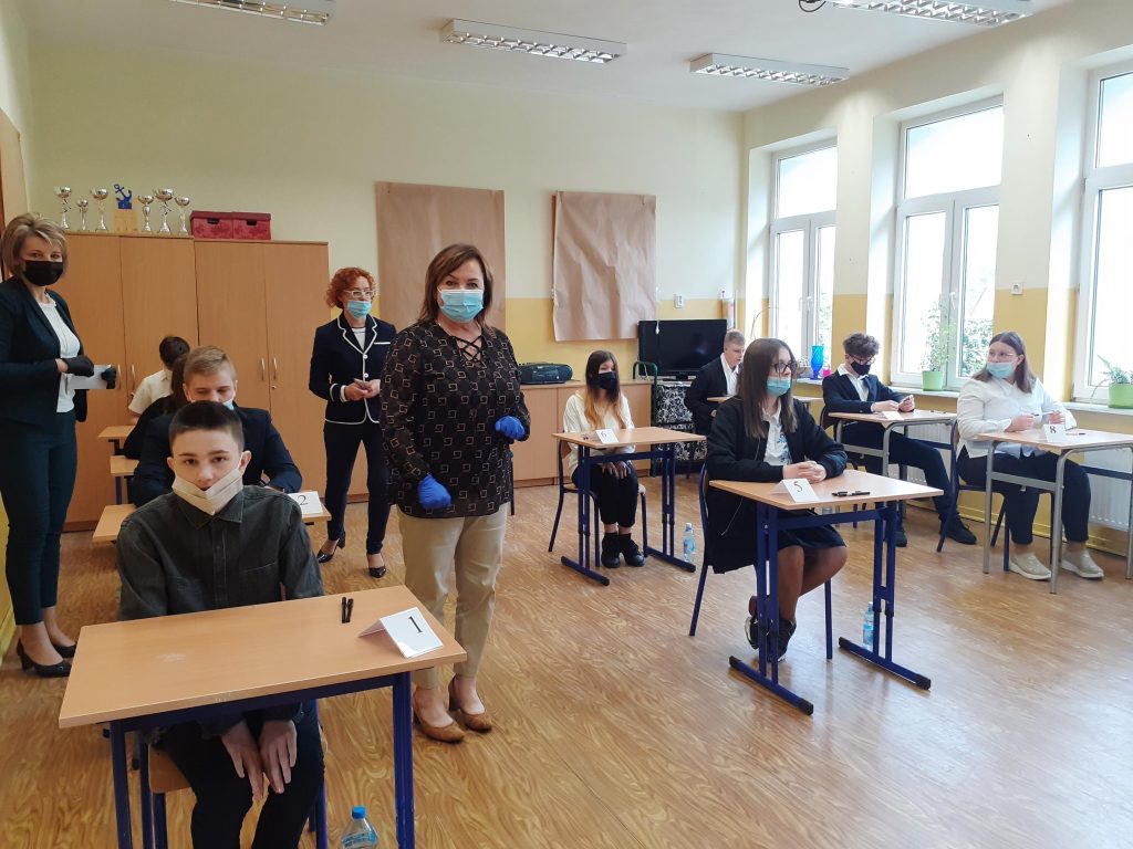Uczniowie klasy ósmej przed egzaminem z języka polskiego