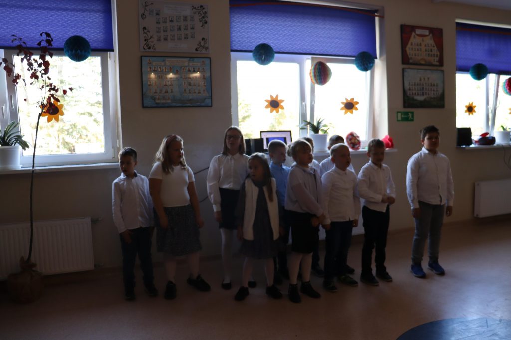 Uczniowie klasy drugiej w trakcie występu wokalnego