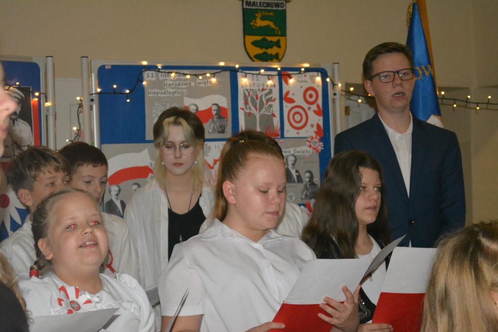 Uczniowie w trakcie śpiewania pieśni patriotycznych