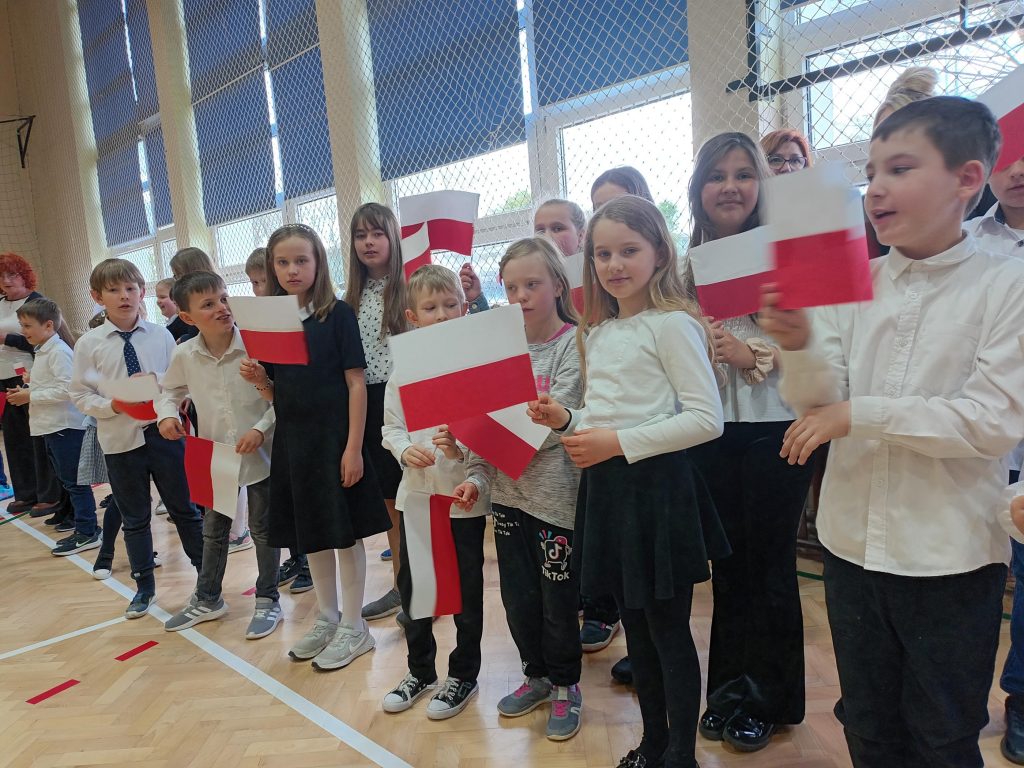 Uczniowie klasy trzeciej przedstawiają symbole narodowe Polski