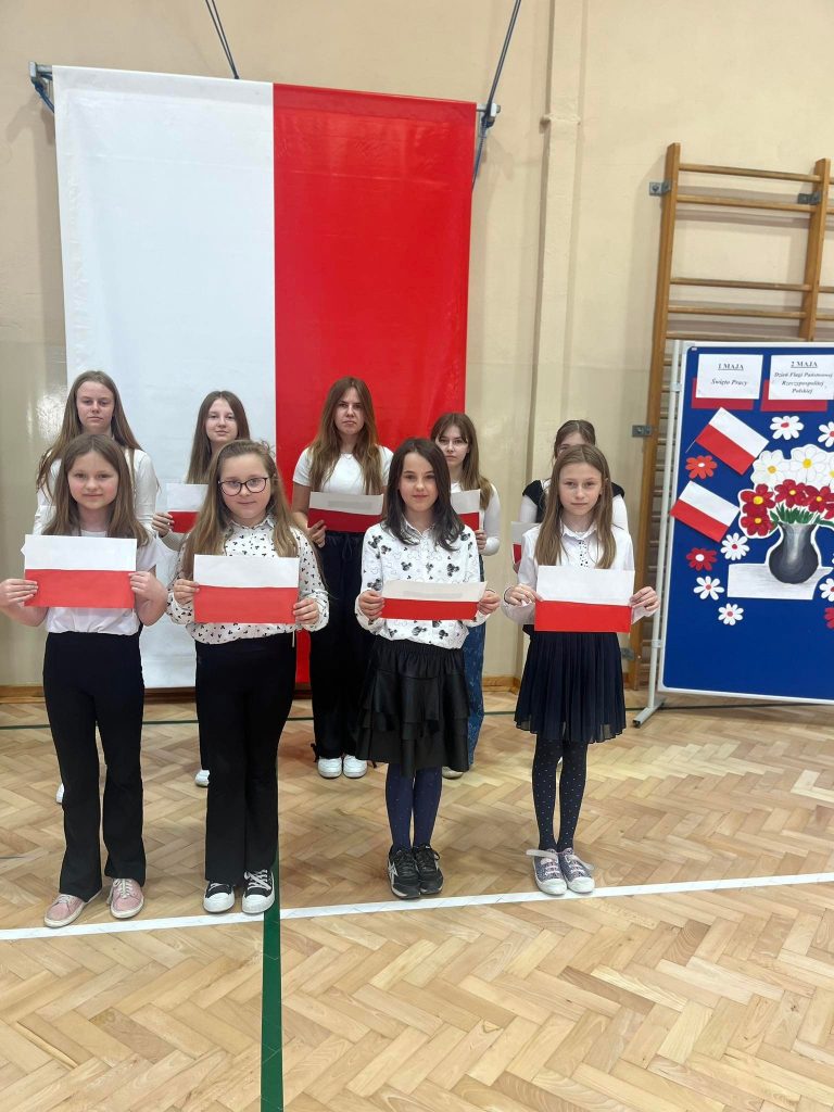 Uczennice klasy czwartej prezentują symbole narodowe Polski