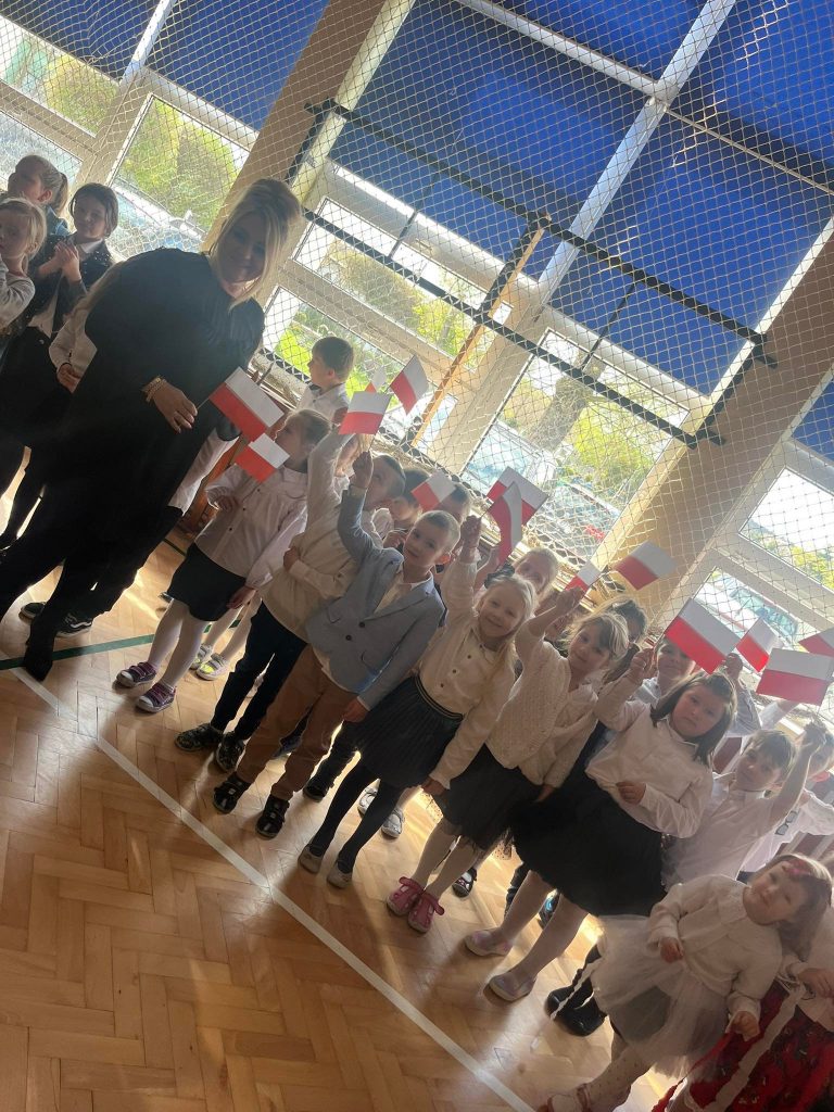 Dzieci z oddziału przedszkolnego prezentują symbole narodowe Polski