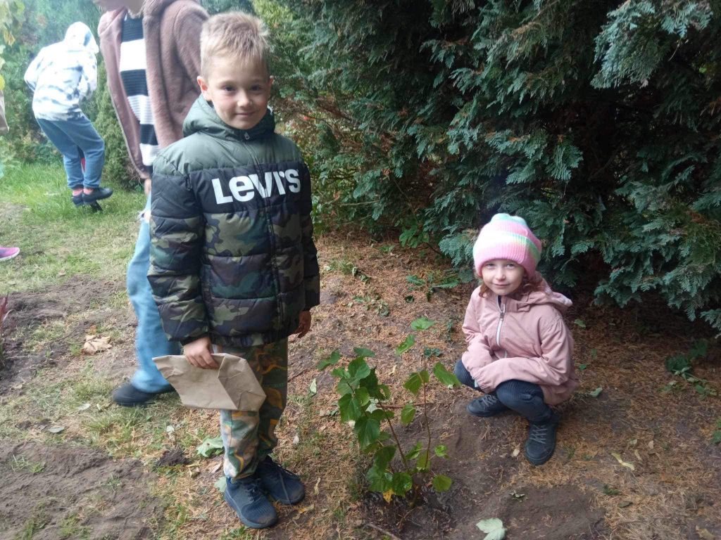 Uczniowie klasy pierwszej podczas akcji sadzenia drzew