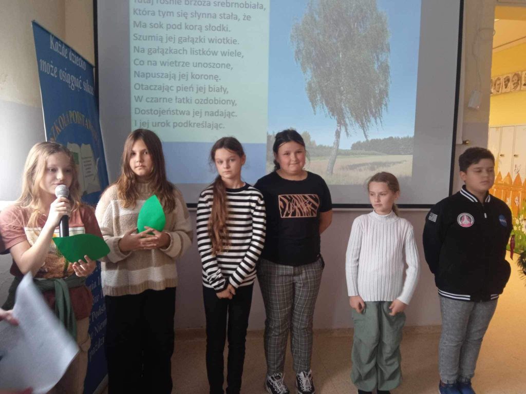 Uczniowie podczas prezentacji rodzimych drzew