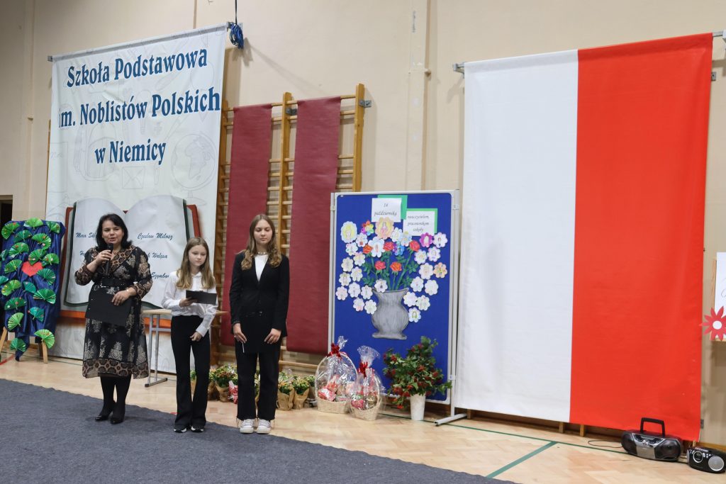 Nauczyciel języka polskiego i uczniowie rozpoczynają uroczystość Dnia Edukacji Narodowej
