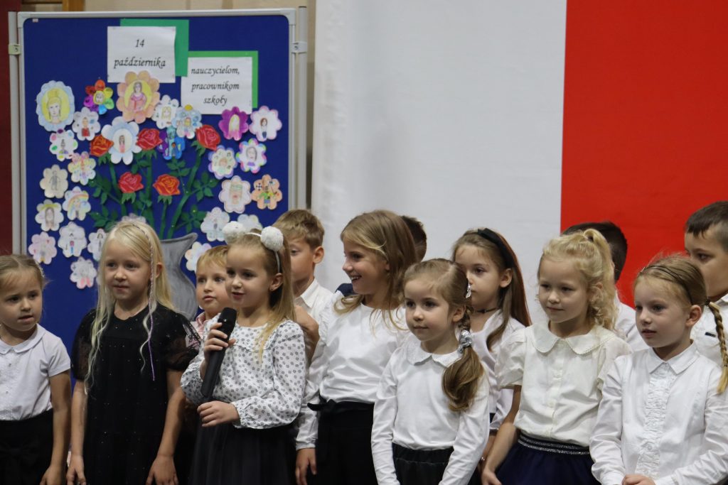 Dzieci z oddziału przedszkolnego dziękują nauczycielom i pracownikom szkoły