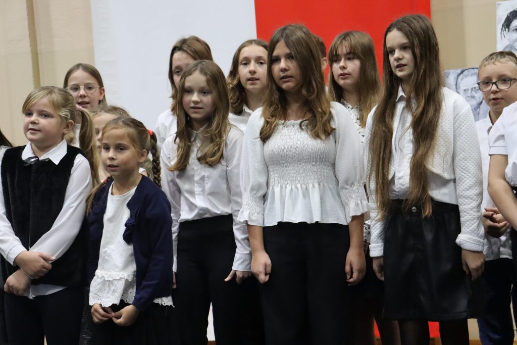 Uczniowie podczas występu wokalnego