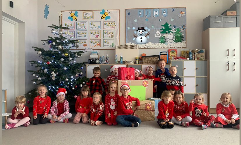 Dzieci z przedszkola w oczekiwaniu na wizytę Świętego Mikołaja